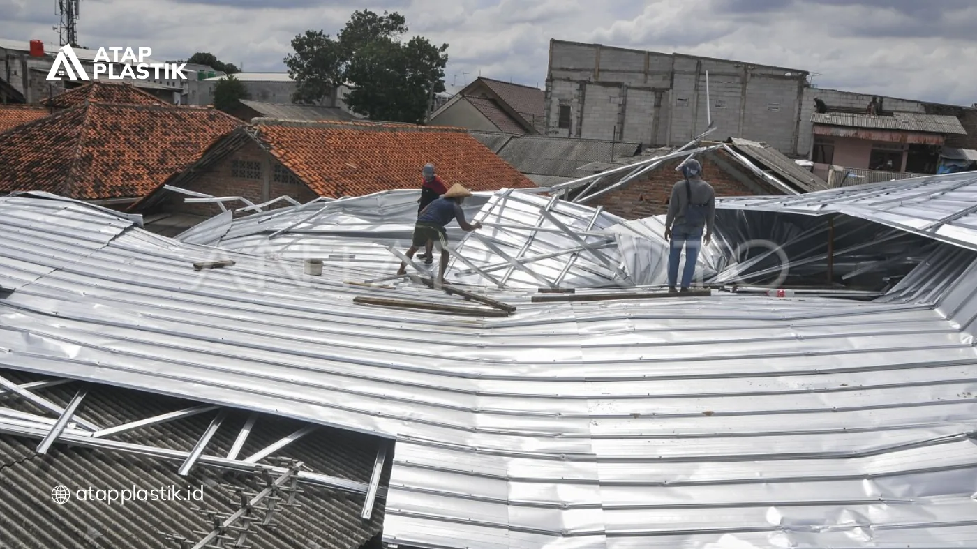 Penyebab Kerusakan Atap Plastik